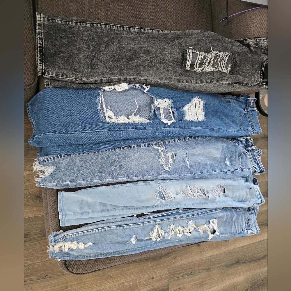 5 pair of jeans. Size 00. 2 American Eagle, 1 Hollister, 1 RSQ (Tillys) 1 Shein